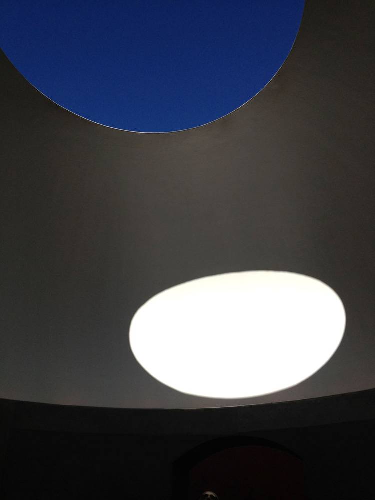 <p>Three Gems a 'skyspace' by James Turrell at the de Young Museum in San Franscisco. <em>Image credit Kyle Buchanan</em></p>